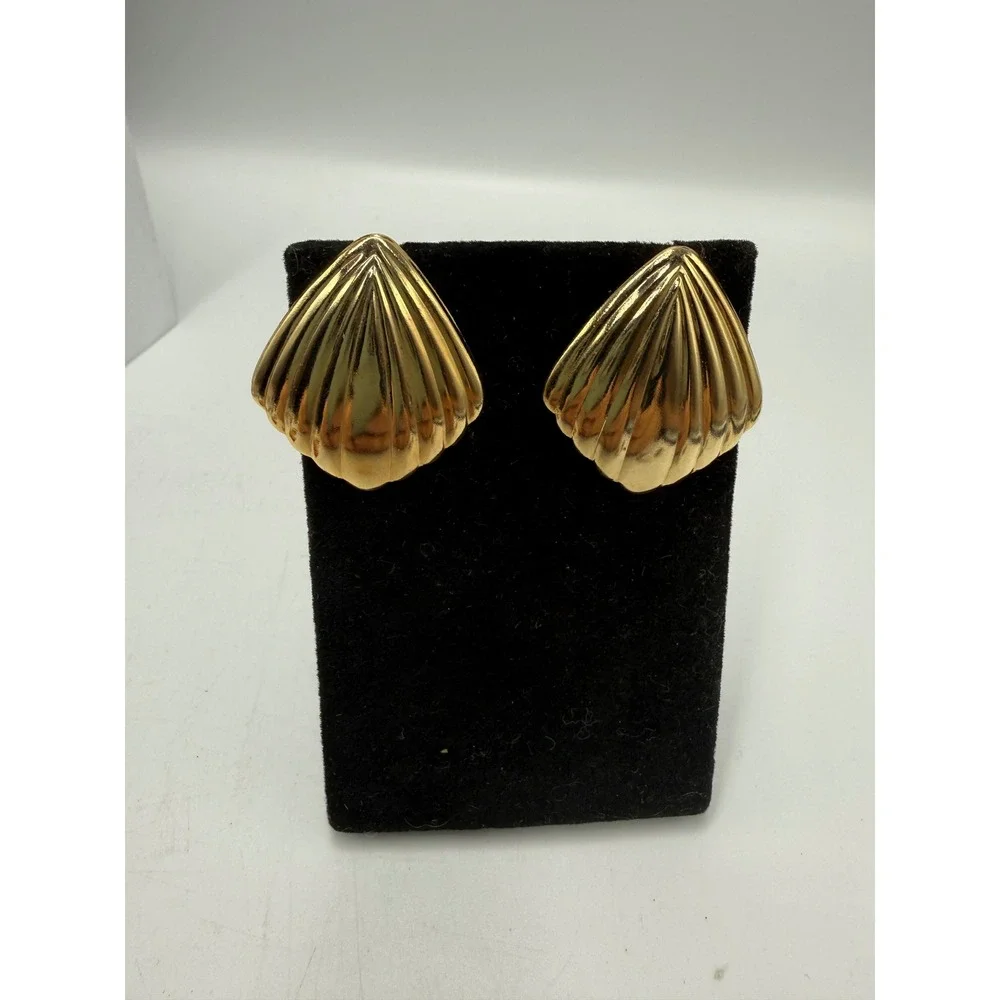 Vintage Gold Tone Ribbed Scalloped Shell‎ Statement Stud Post Earrings Coastal